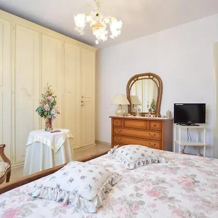 Ferienhaus Lovely In Capezzano With Kitchen *