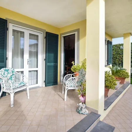 Lovely In Capezzano With Kitchen