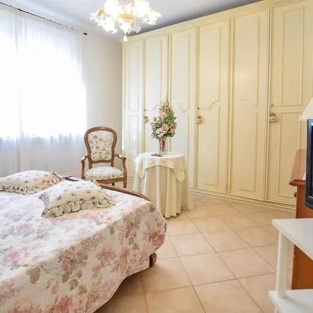 Lovely In Capezzano With Kitchen